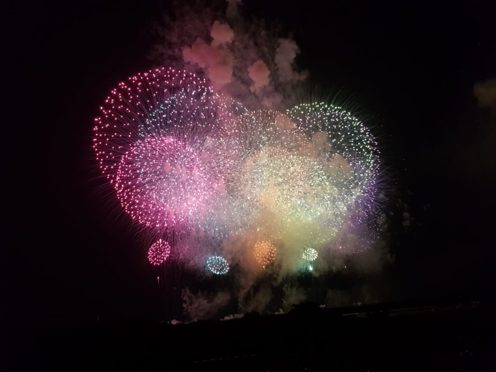 Das Nagaoka Feuerwerk gehört zu einem der größten Feuerwerke in Japan.