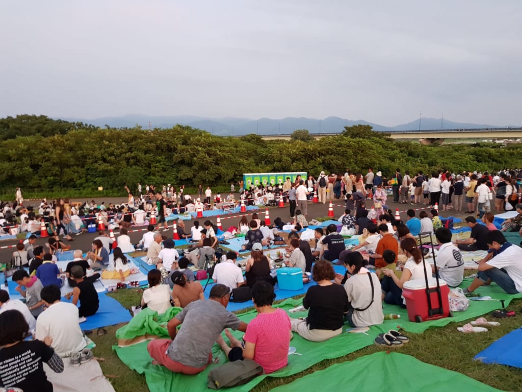 Menschen die sich das Hanabi anschauen.