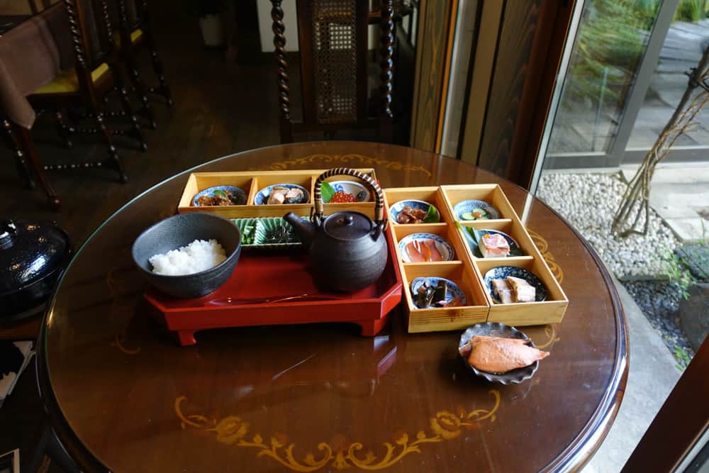 Die Gerichte im Restaurant Izutsu-ya beinhalten alle Möglichen Varianten von Lachs.