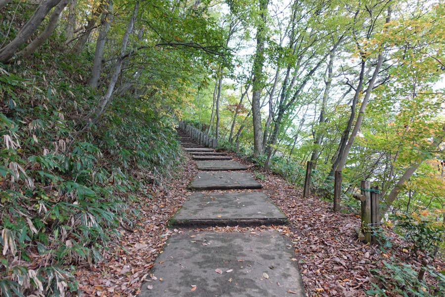 Der Aufstieg auf den Gipfel des Berges zu den Burgruinen von Murakami.