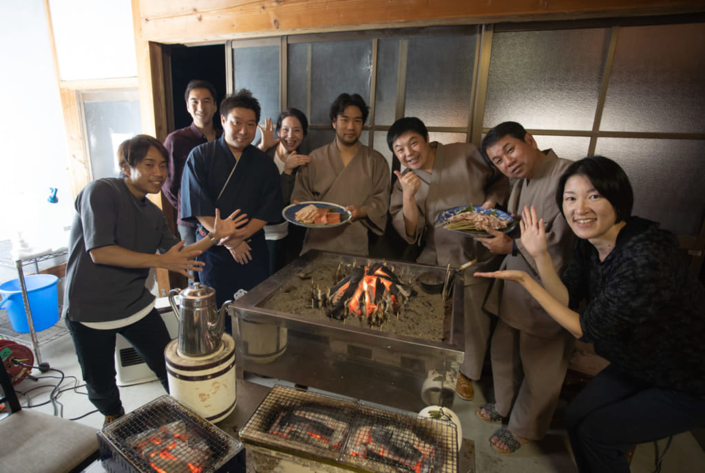 Das Abendessen im Iromusubi, begleitet von Farmern der Region.