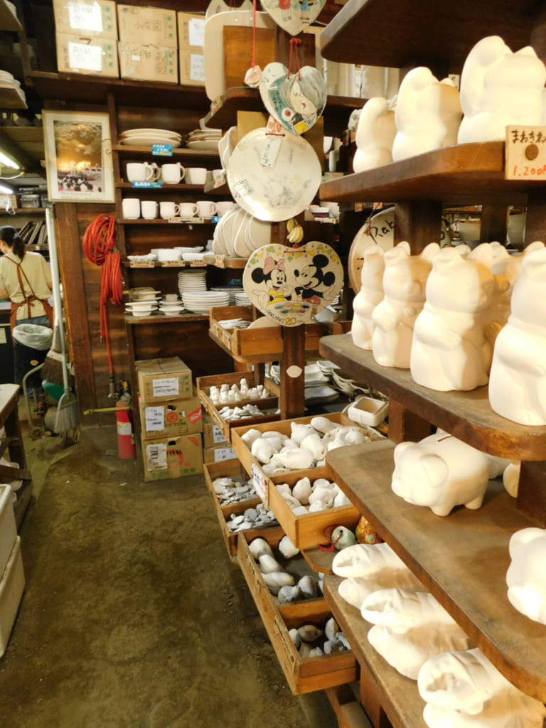 Für wenige hundert Yen können Figuren, Schälchen etc. selber bemalt werden. 