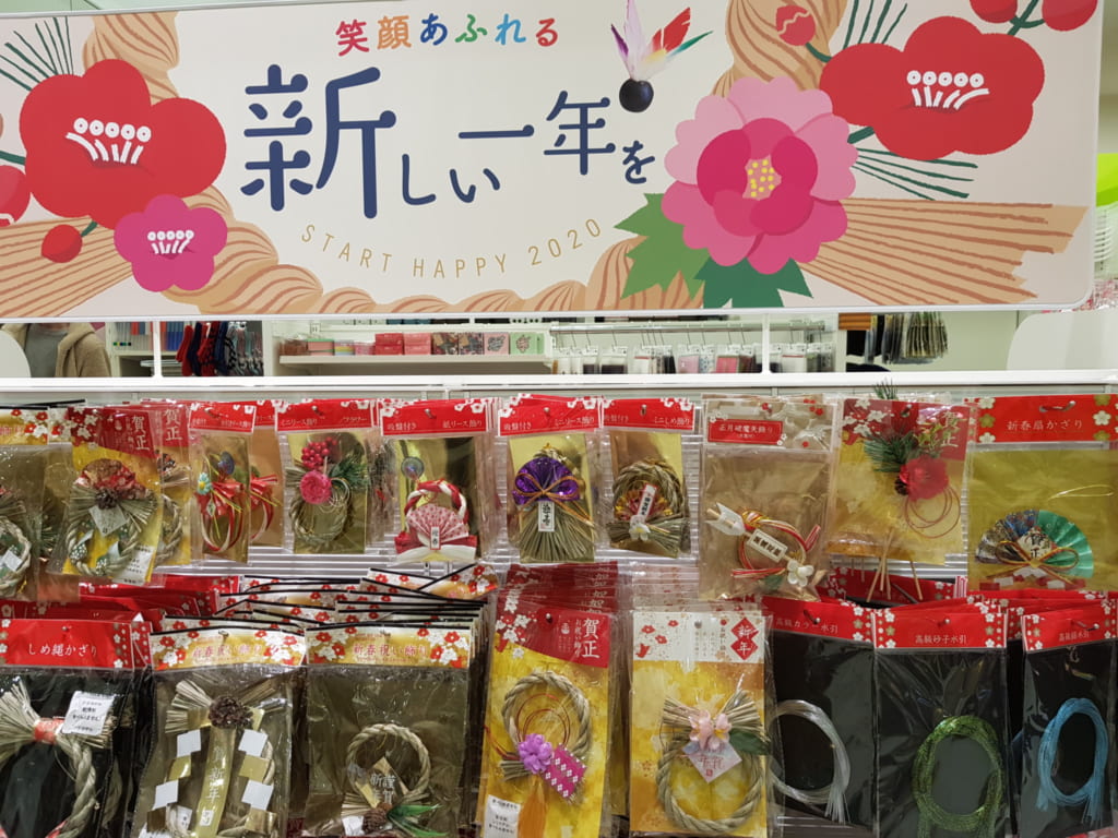 Die Geschäfte zu Neujahr sind voll mit Menschen.