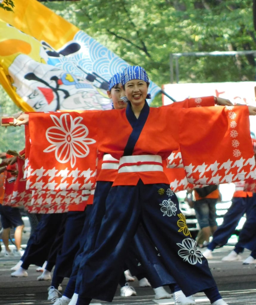 Die Kostüme erstrahlen in kräftigen Farben.
