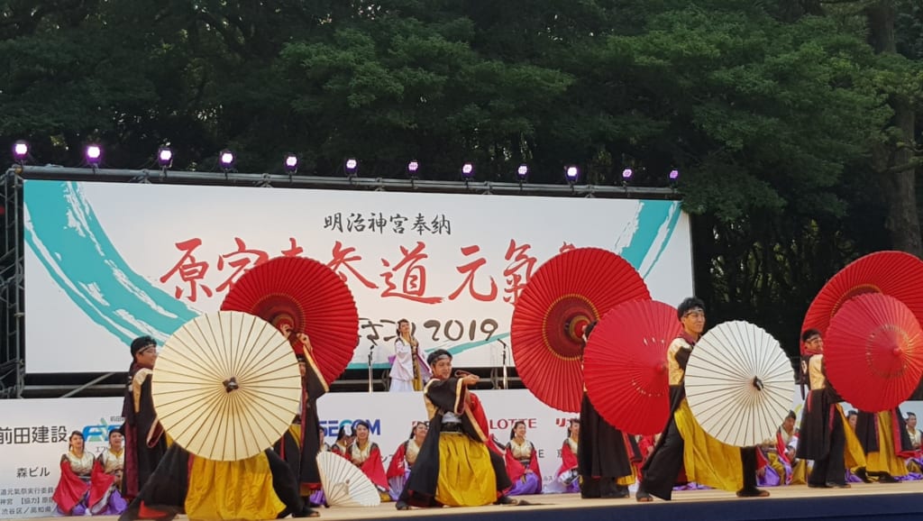 Eine Yosakoi-Gruppe mit Wagasa, traditionellen Schirmen.