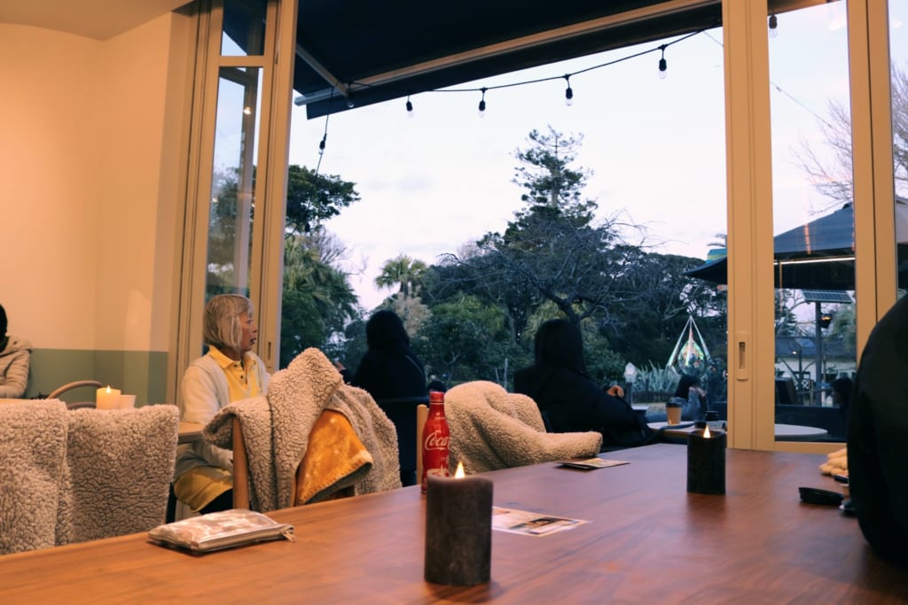 Kraft tanken in einem Café auf Enoshima.