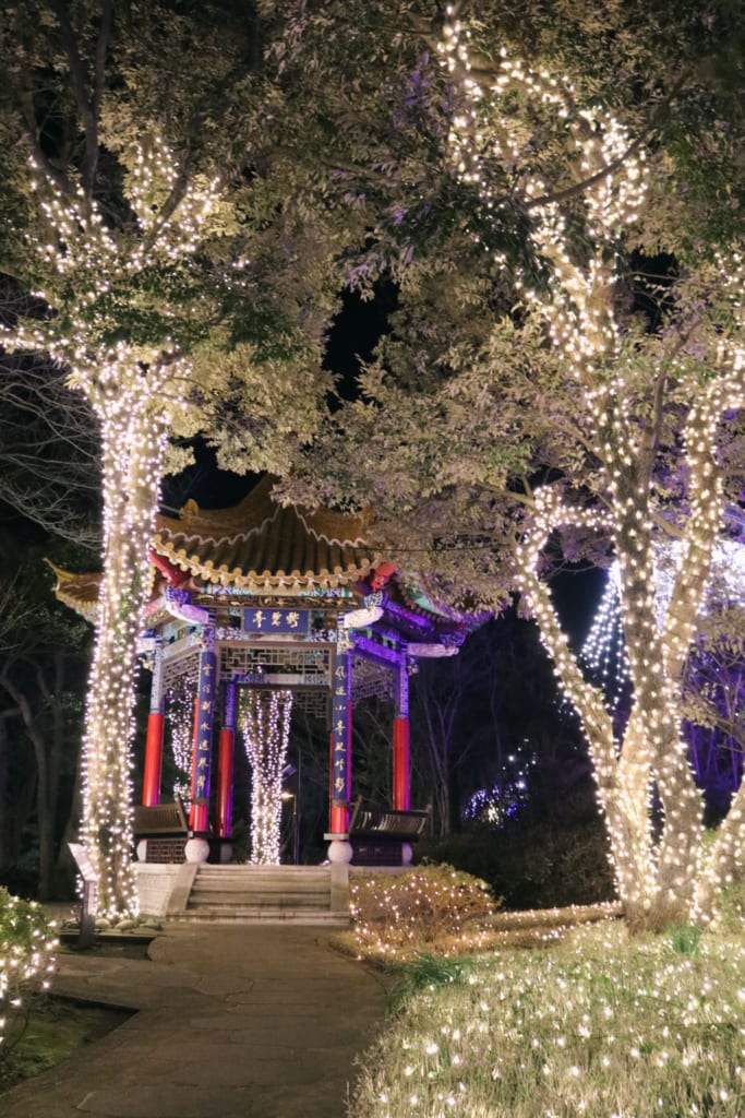 Ein beleuchteter Pavillon, das Juwel von Shonan auf Enoshima.