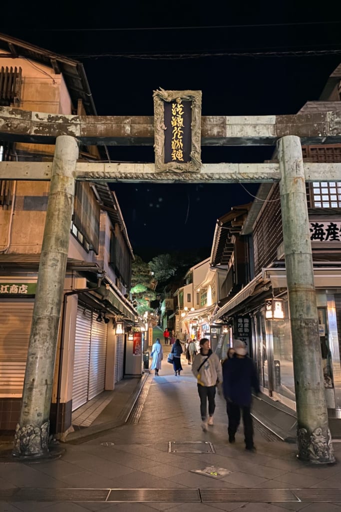 Die Einkaufsstraße von Enoshima am Abend.