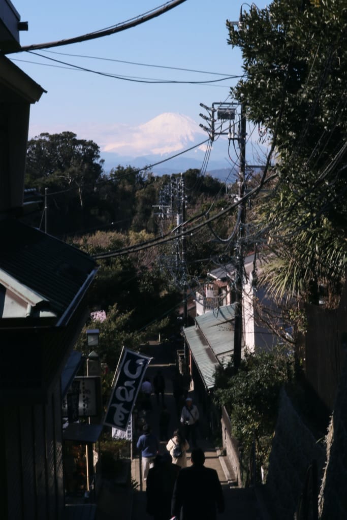 Die Insel befindet sich in der Nähe von Kamakura.