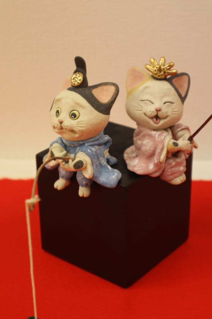 Es gibt auch Hinamatsuri Keramik in Katzenform.