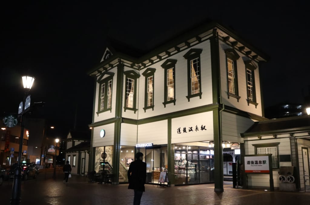 Die Straßenbahnstation Dogo Onsen in Matsuyama.