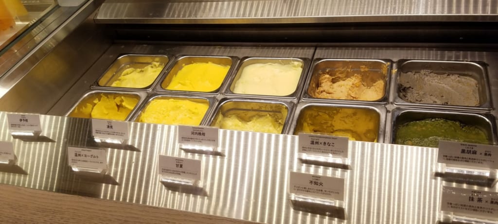 Es gibt eine große Auswahl an Mandarinen-Eis.