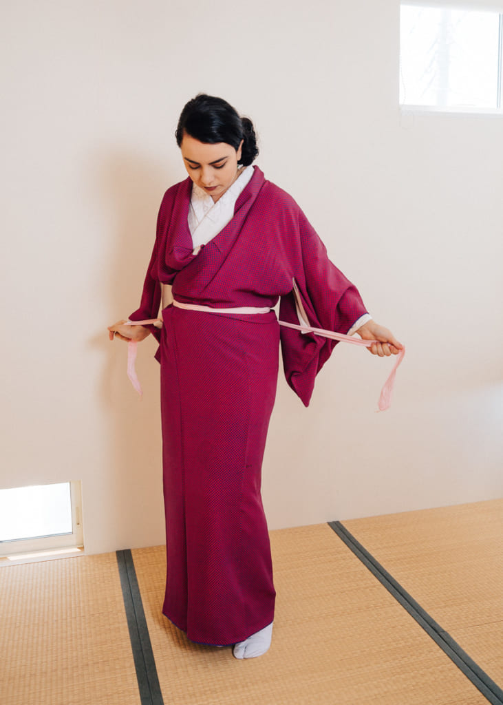 Bindet den Kimono mit dem Koshi-himo.