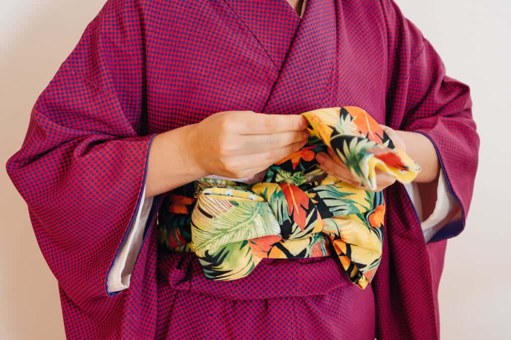 Wie ihr eine Schleife bindet.