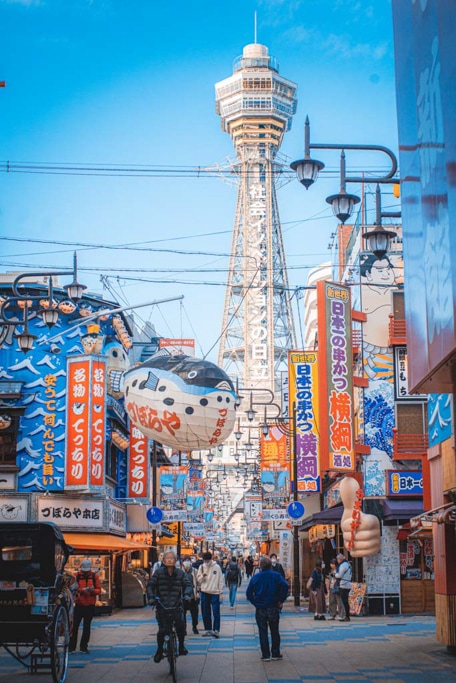 Der Tsutenkaku ist ein Wahrzeichen des Bezirks.