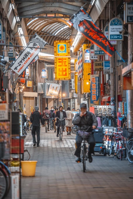 Besucht den Bezirk Janjan Yokocho im Herzen von Osaka.