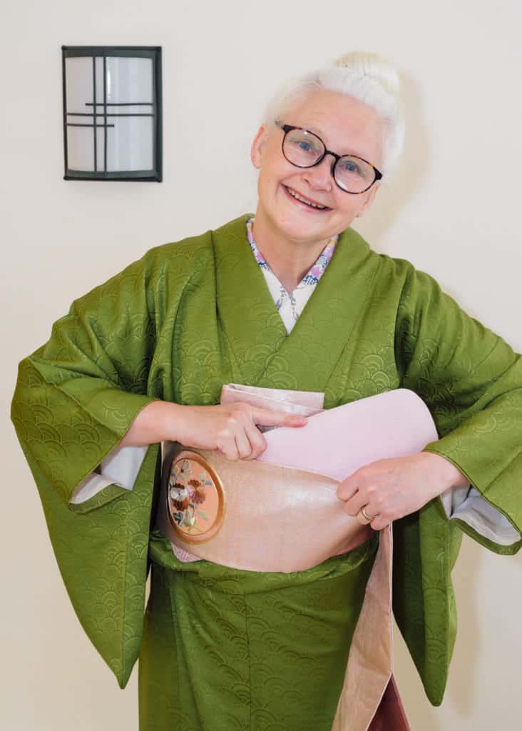 Das Obi-ita schiebt ihr zwischen die zwei Schichten.