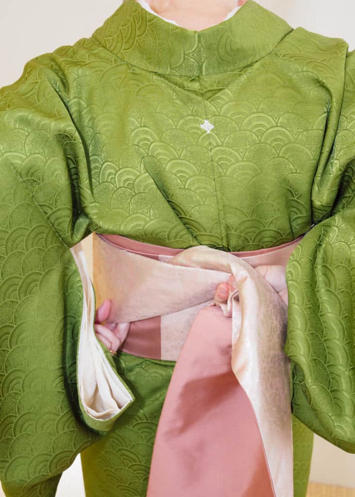 Faltet den Obi auf dem Rücken.