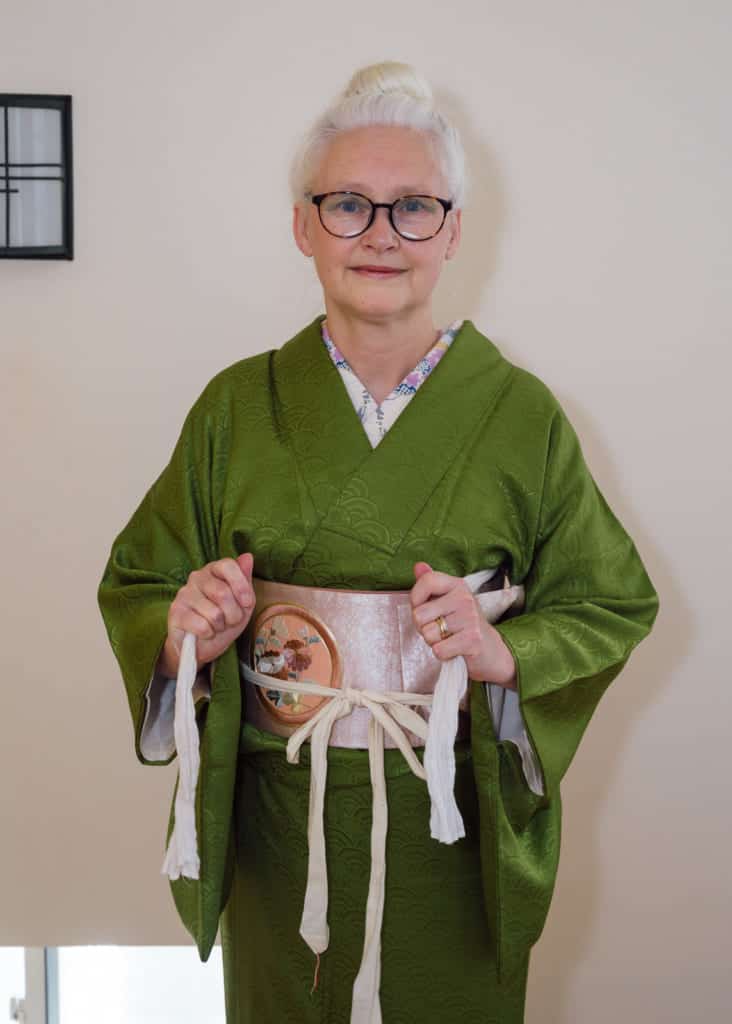 Verwendet nun das Obi-makura, Kissen.