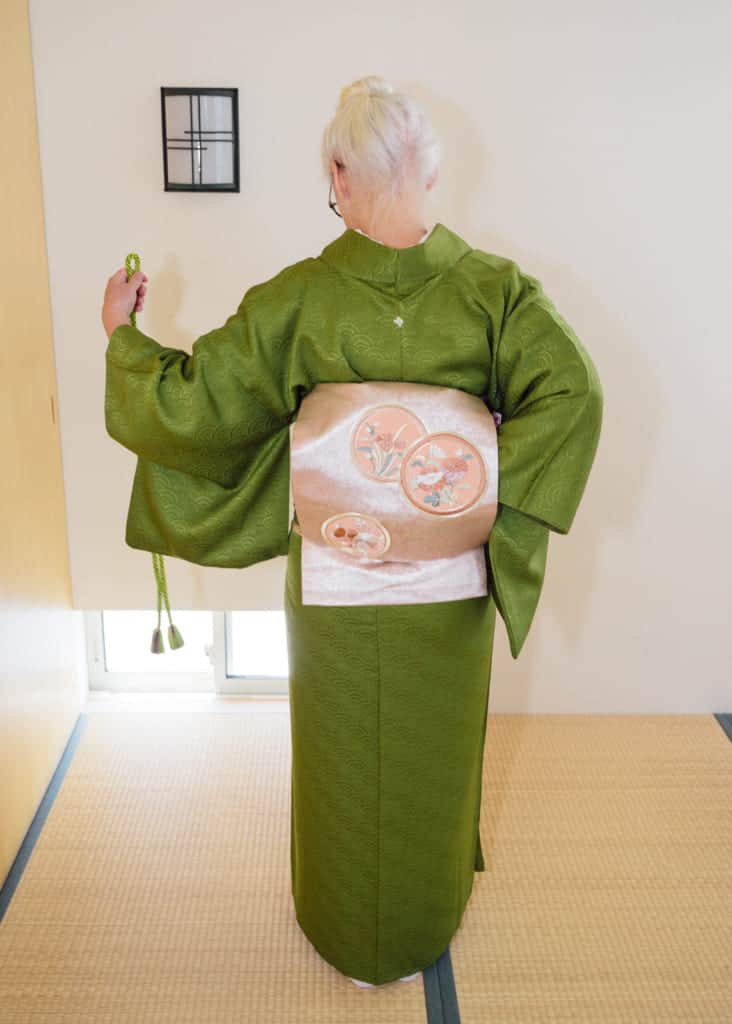 Einen Nagoya-Obi binden, Kimono.