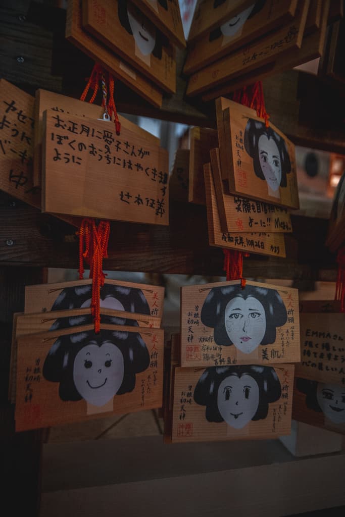 Ema im Tsuyuten Tempel in Osaka.