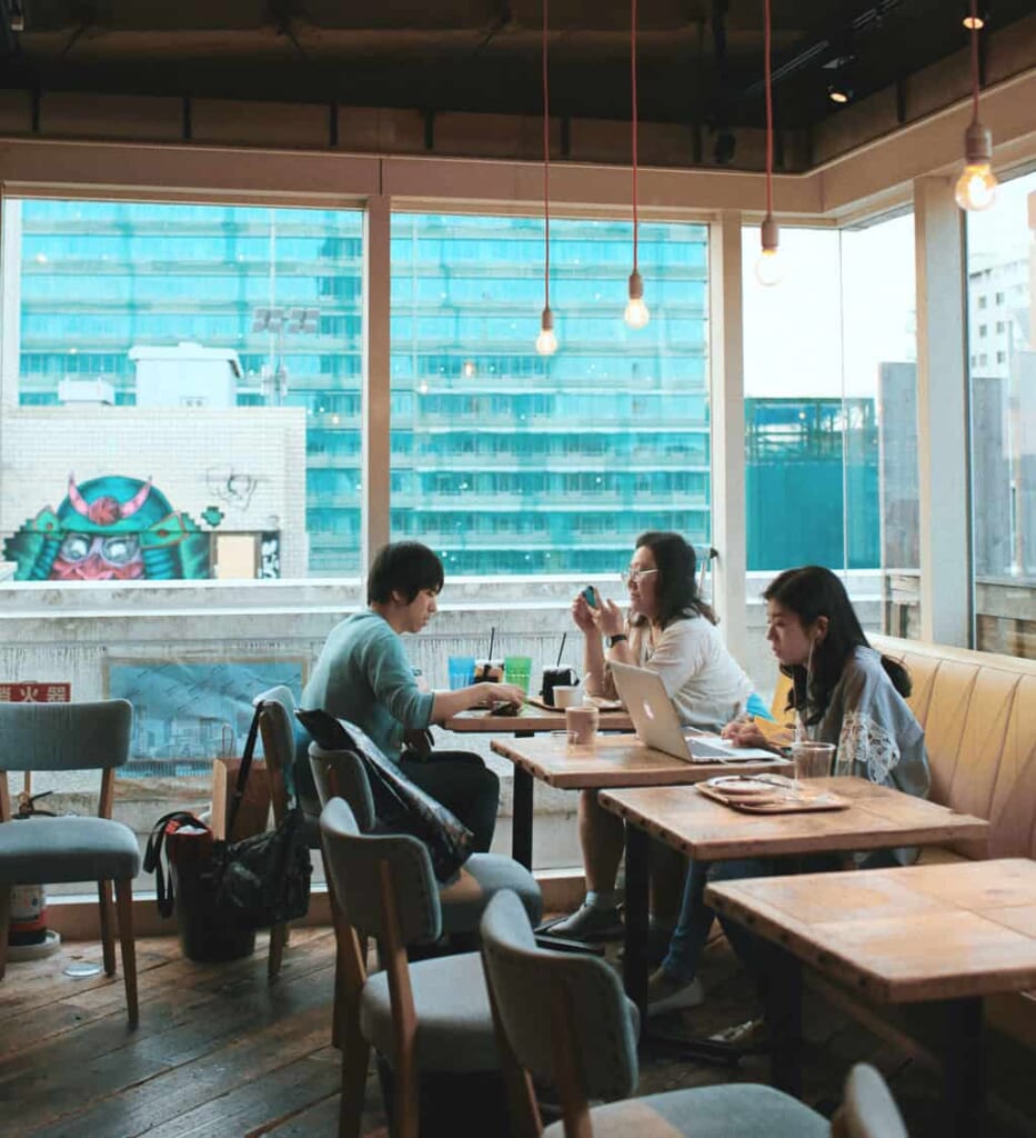 Drei Leute in einem Cafe