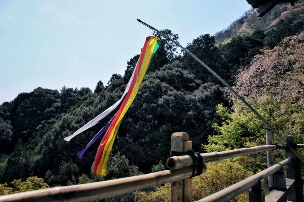 Buddhistische Flagge am Daihikaku Senkoji Tempel, Arashiyama.