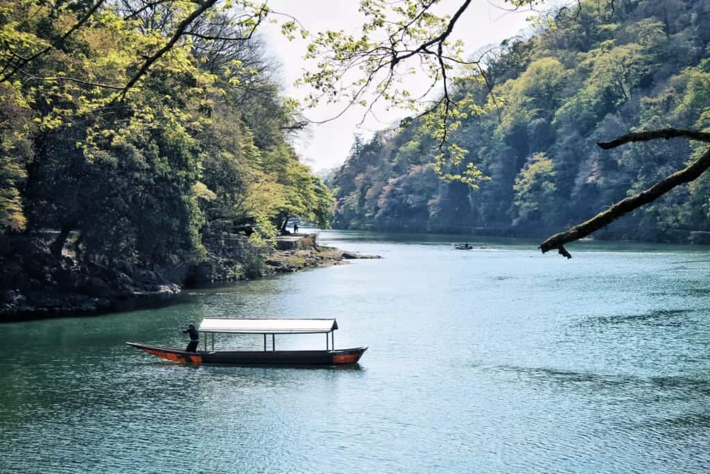 Ein Flussboot in der Arashikyō Schlucht