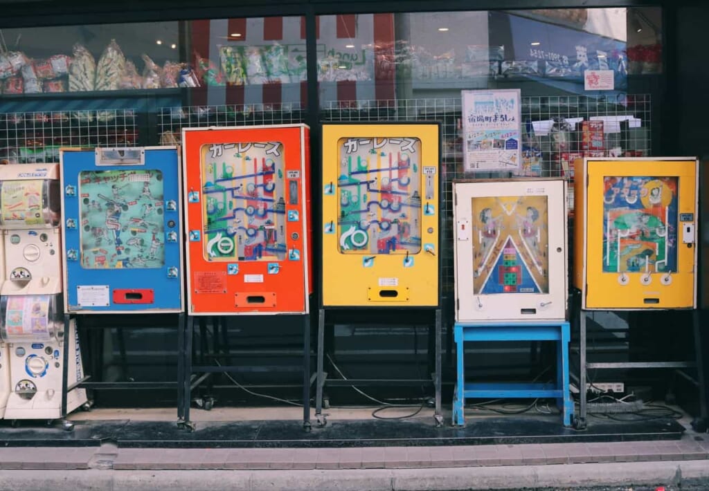 Alte Spielautomaten vor Tainenya.