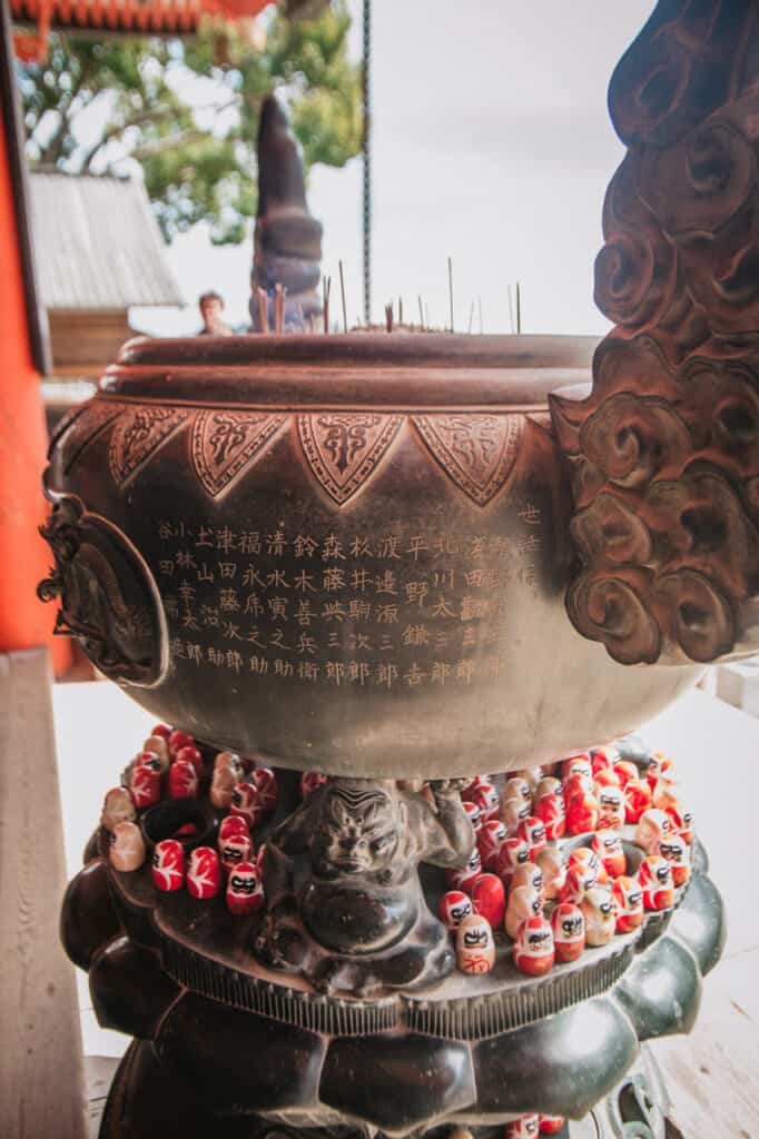 Räucherstäbchen um den Daruma zu reinigen.