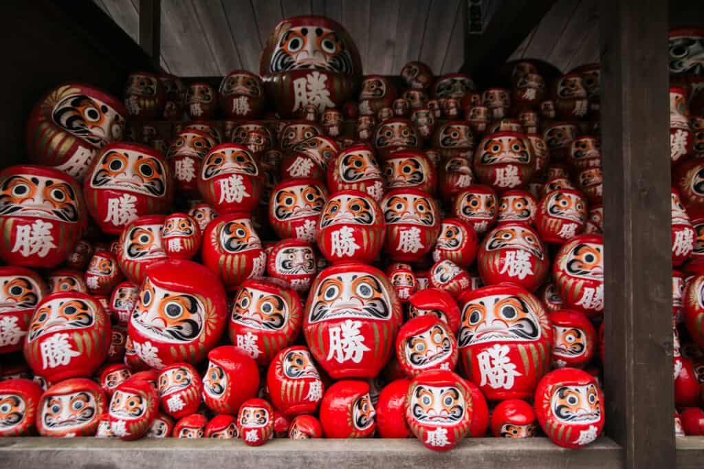Daruma in unterschiedlichen Größen.