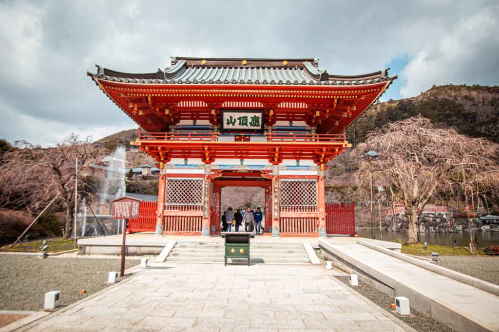 Torii-Tor, Eingang zum Katsuo-ji Tempel.
