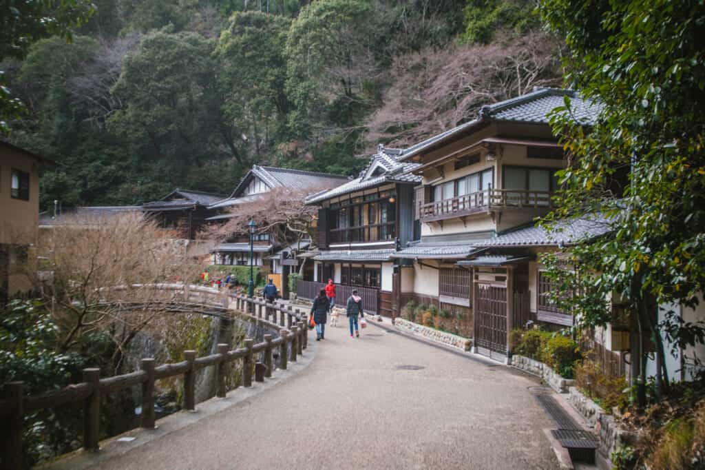 Der Mino Park in Osaka ist bekannt für sein Herbstlaub, Kouyou.
