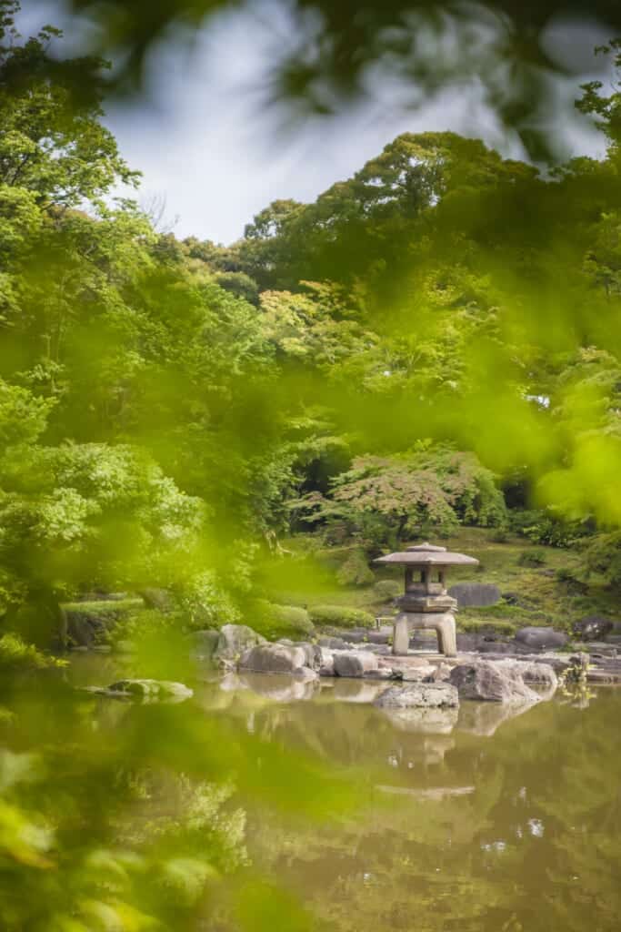 Der Japanische Garten im Das Herrenhaus im englischen Stil im Kyu-Furukawa Garten.