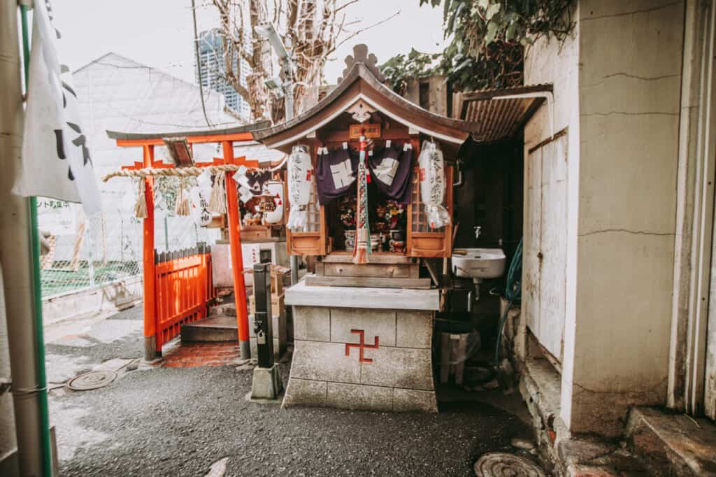 Ein weiterer Blick auf den Schrein in Nakazakicho in Osaka.