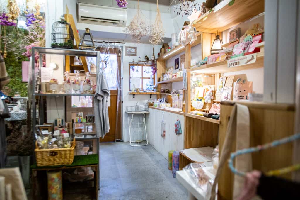 Das Innere des Lolotte Candle in Nakazakicho in Osaka, Japan.