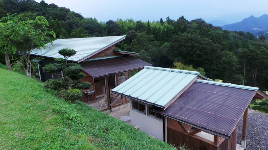 Ein Campingplatz in Japan mit Bungalows.