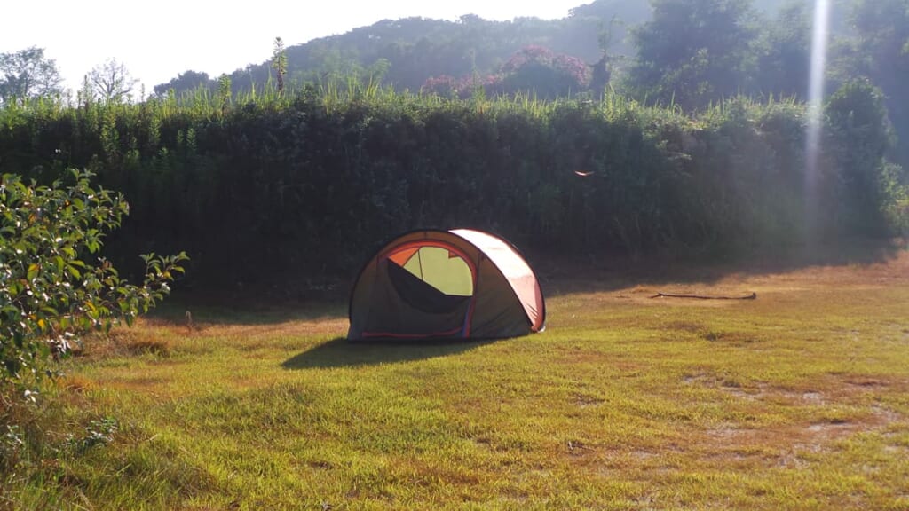Das Zelt steht bereit für Camping in Japan.