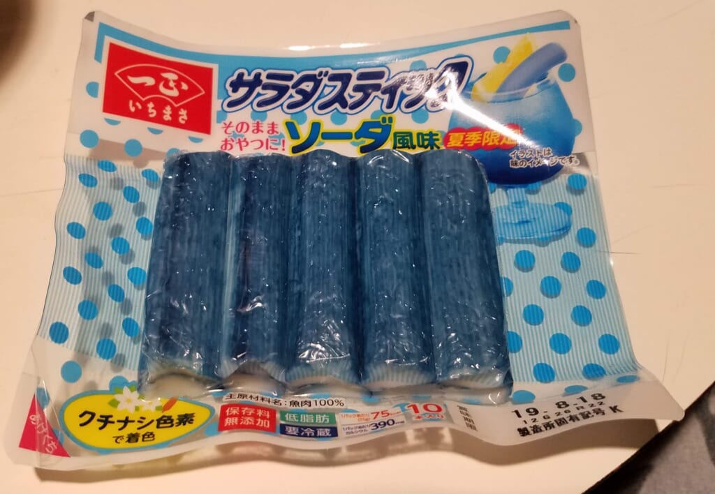 Das Surimi Krebsfleischimitat mit Soda-Geschmack.