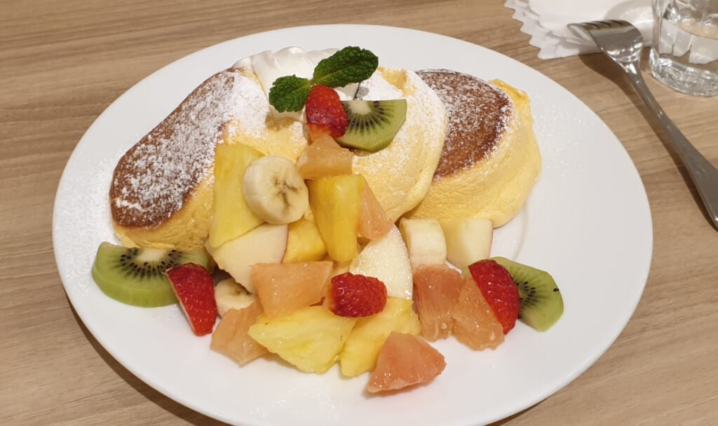 Fluffige Pancakes in Japan mit Obst.