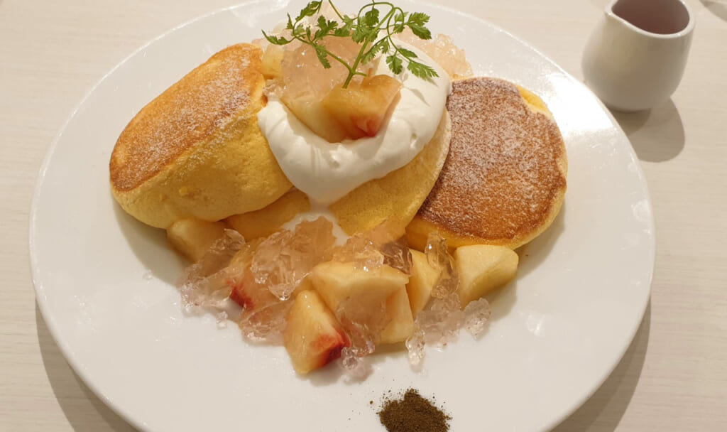 Fluffige Pancakes in Japan mit Pfirsich und Jelly.