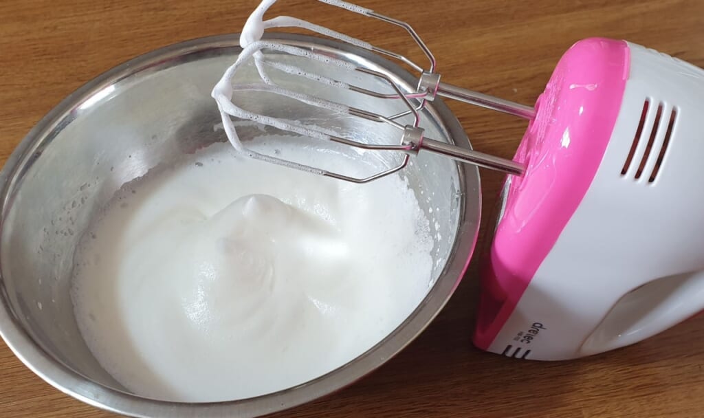 Schlagt das Eiweiß steif.