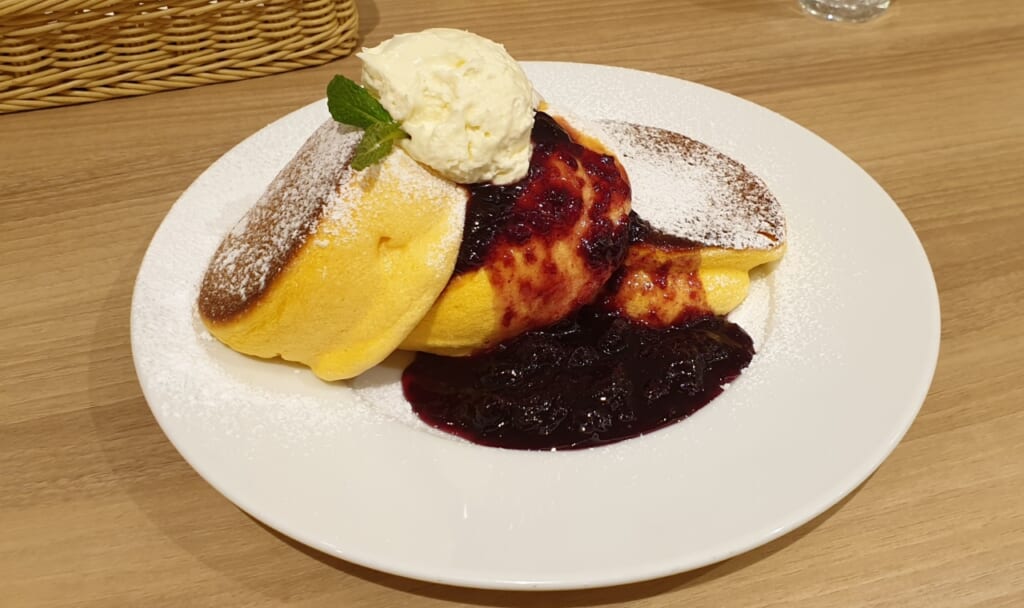 Beerige Variante mit Eis und Beeren.