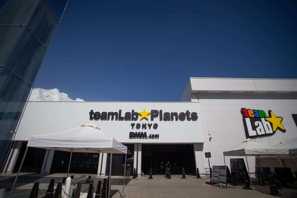 Eingang des teamLab Planets in Tokio, Toyosu, Japan.