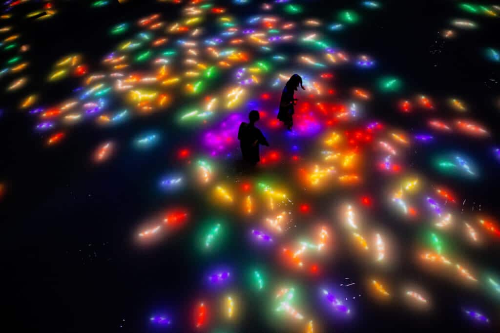 Ausstellungsraum im teamLab Planets mit dem Fokus auf Lichter.