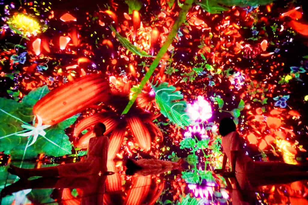 Eine bunte Welt im teamLab Planets in Tokio.