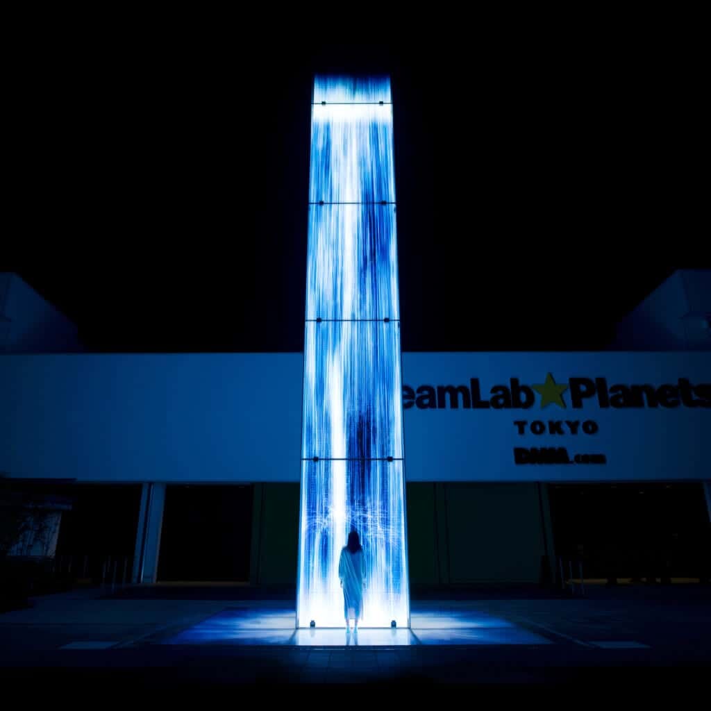 Universe of Water Particles Falling from the Sky: Ausstellungsstück außerhalb des Gebäudes.