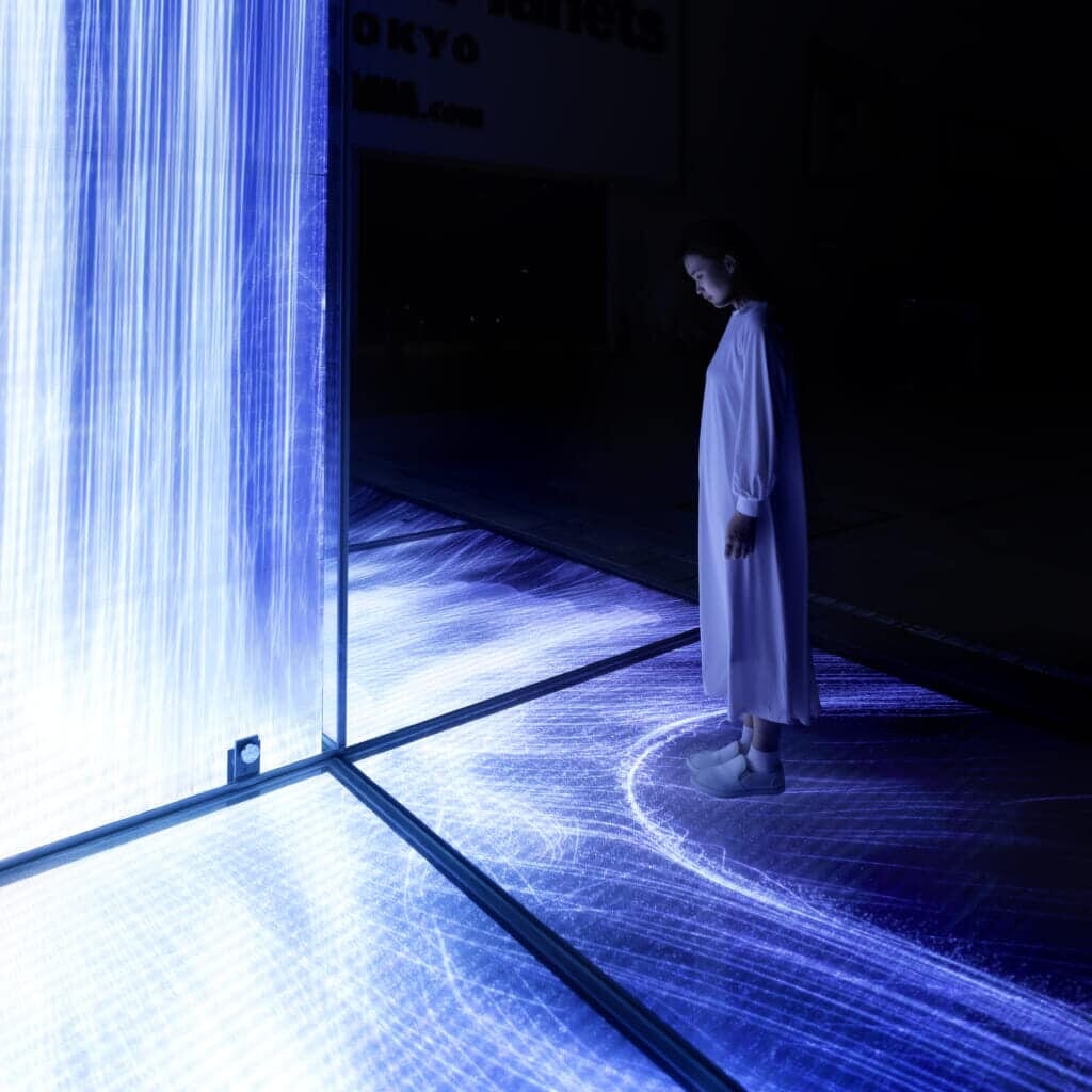 Ausstellungsstück in Form eiens Wasserfalls.