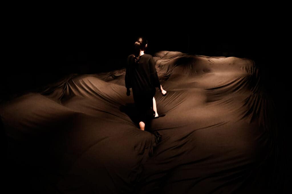 Weicher Untergrund im Ausstellungsraum Soft Black Hole im teamLabs.