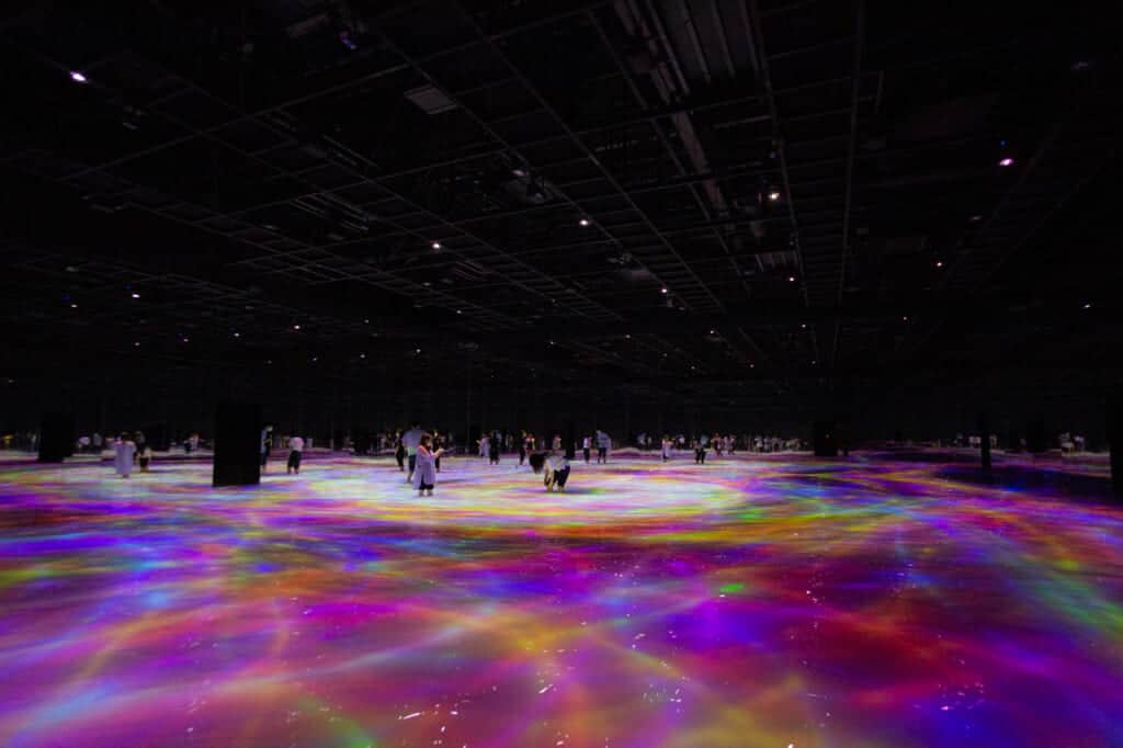 Drawing on the Water Surface Created by the Dance of Koi and People – Infinity: Ein weiterer Ausstellungsraum mit Wasser.